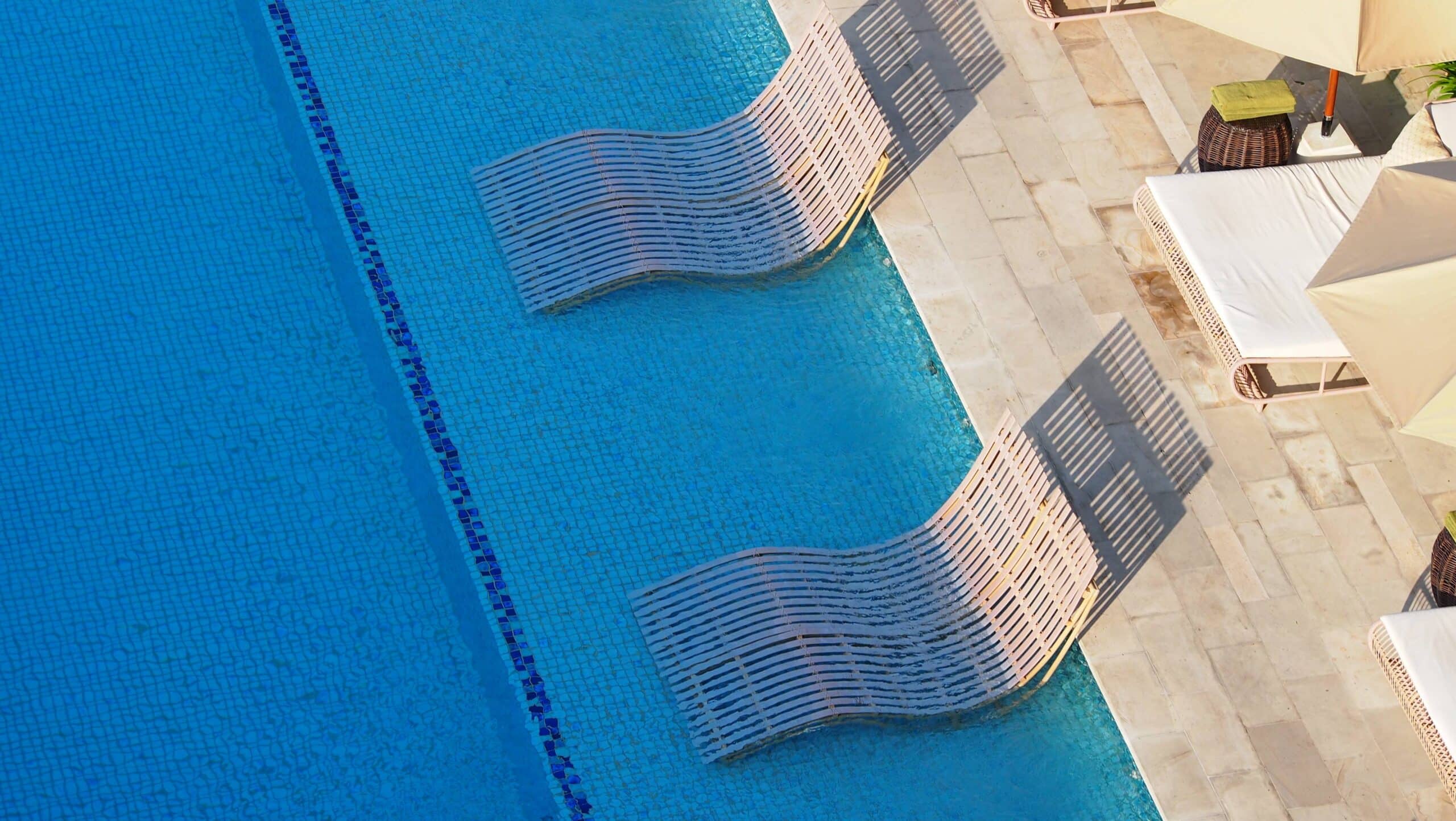 carrelage effet pierre de Bali pour piscine
