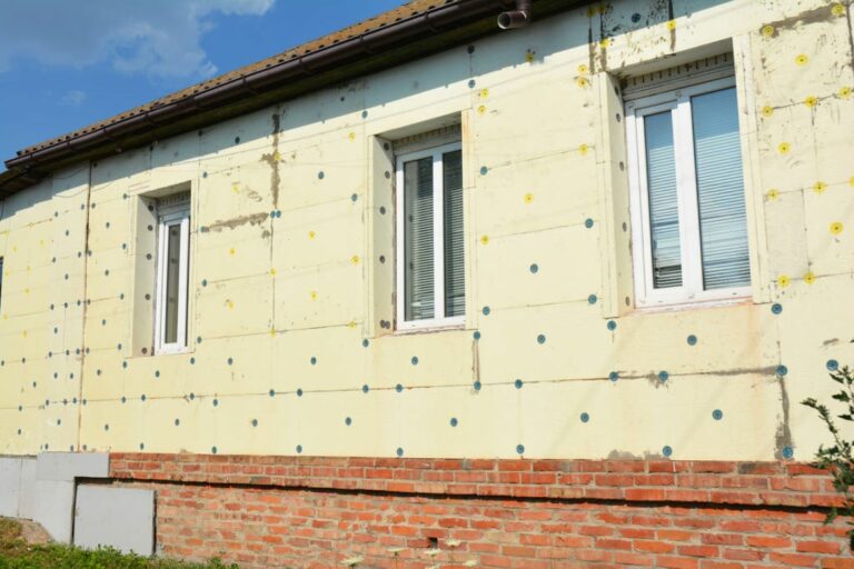 Panneaux isolants extérieurs : Avantages, installation et choix des matériaux adaptés