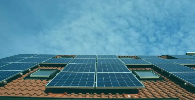 Panneau solaire pour maison autonome : Les solutions pour une habitation écologique et indépendante