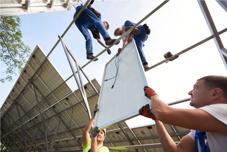 Le montage en série des panneaux solaires : un choix judicieux pour le rendement de votre installation