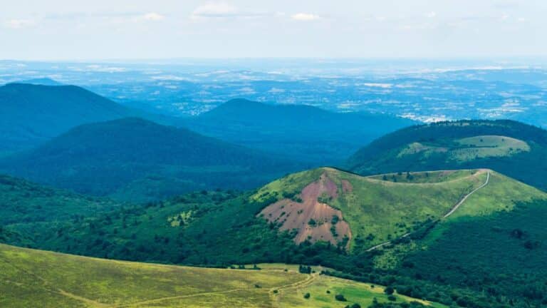 Les volcans d’Auvergne sur le point de se réveiller ? Ces indices inquiétants interpellent ces scientifiques